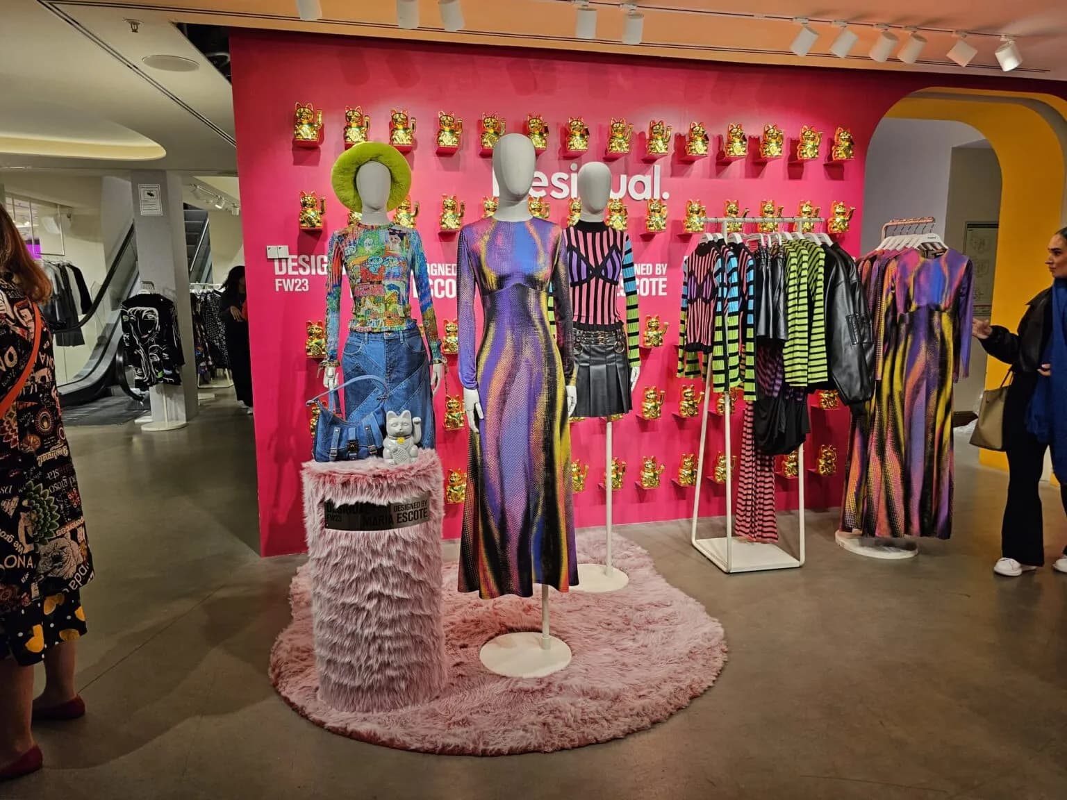 Expositor rosa de la col·lecció María Escoté a la botiga Desigual