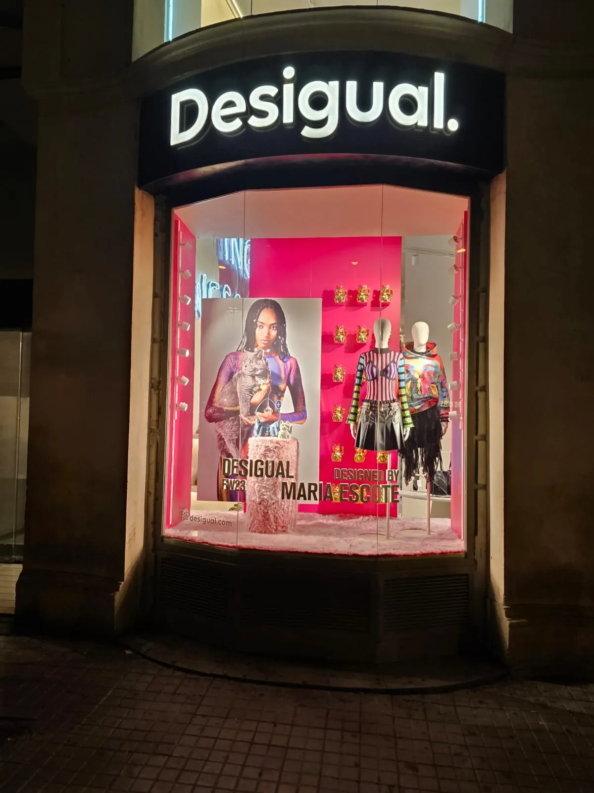 Escaparate de Desigual con la campaña de María Escoté