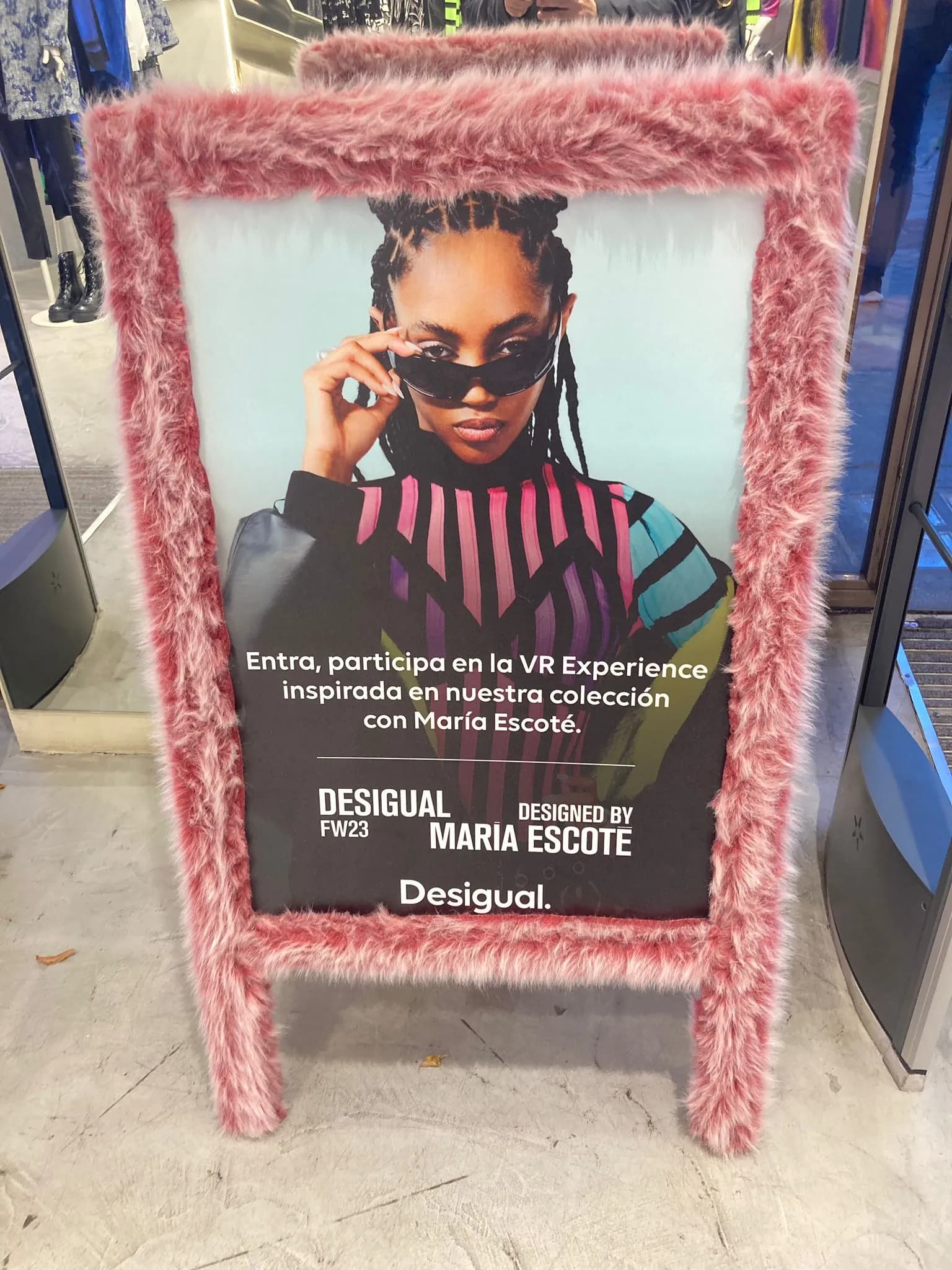 Cartell de l’experiència VR emmarcat en pèl rosa