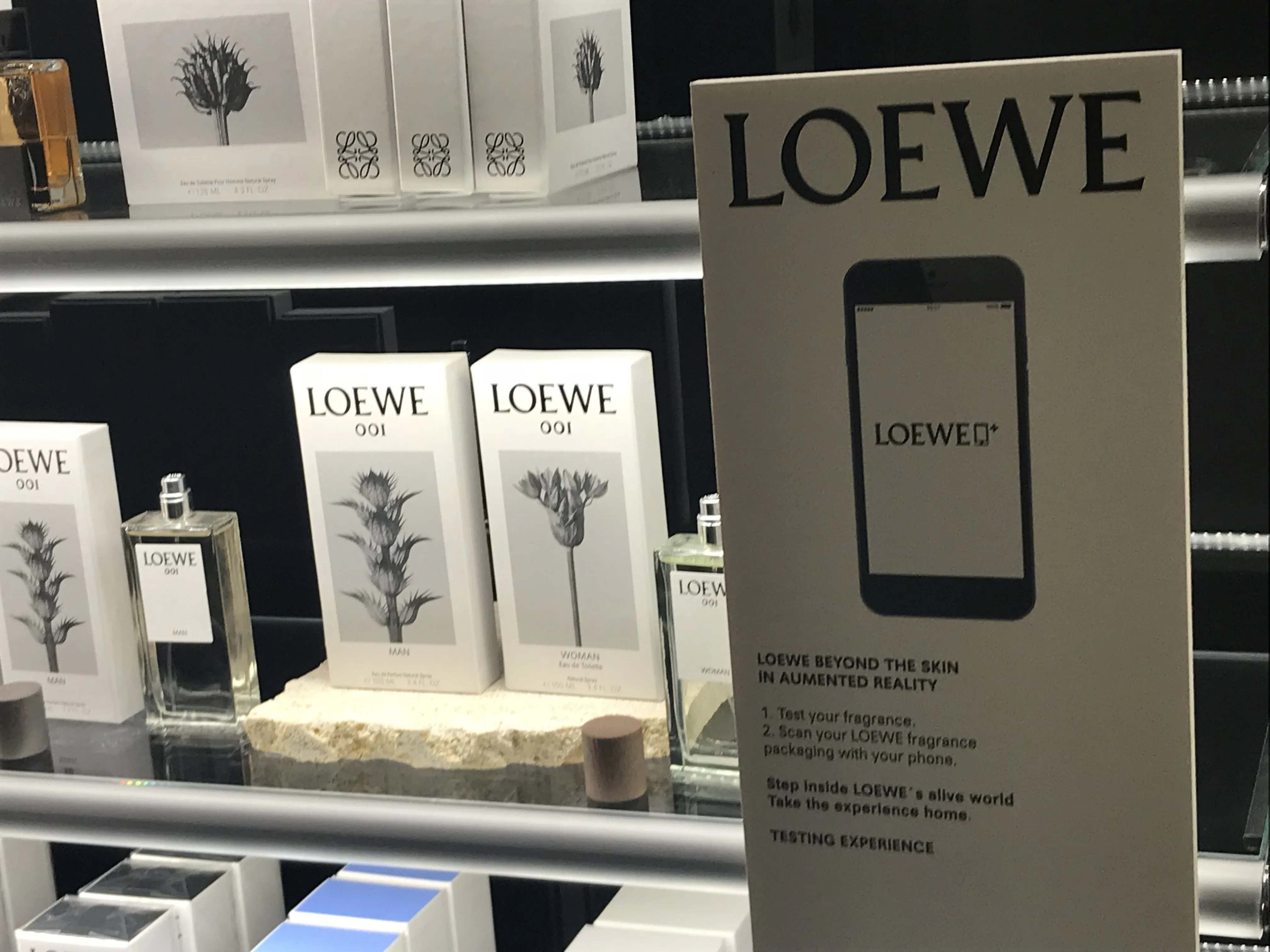 Perfums Loewe exposats a l’aparador