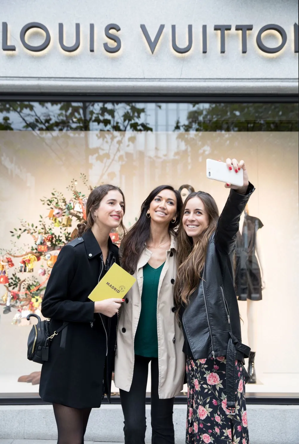 Participantes fotografiándose frente al escaparate Louis Vuitton