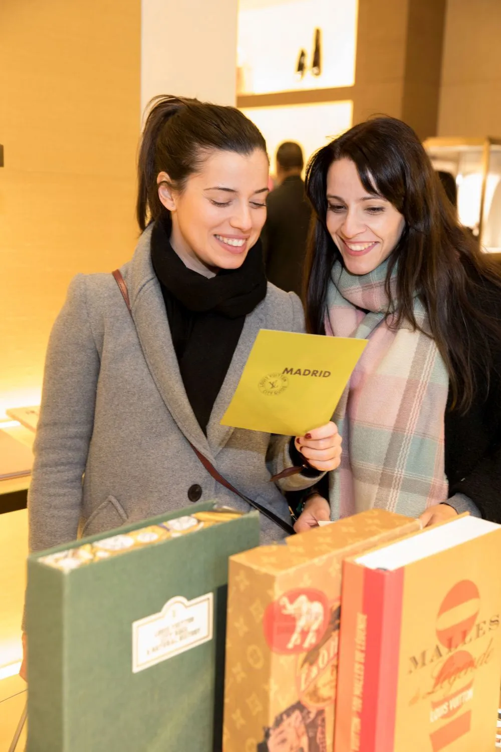 Participants consultant la guia Louis Vuitton
