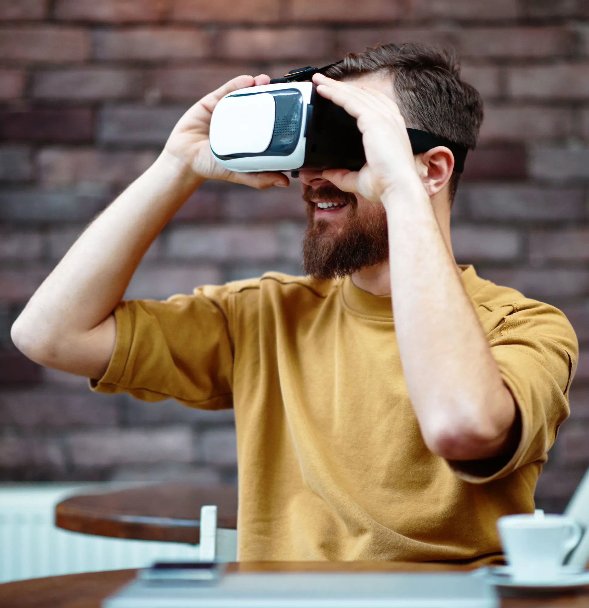 Visitante con visor de realidad virtual