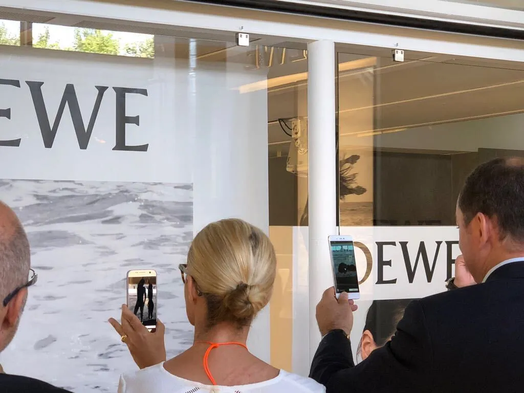 Aparador de Loewe amb experiència de realitat augmentada