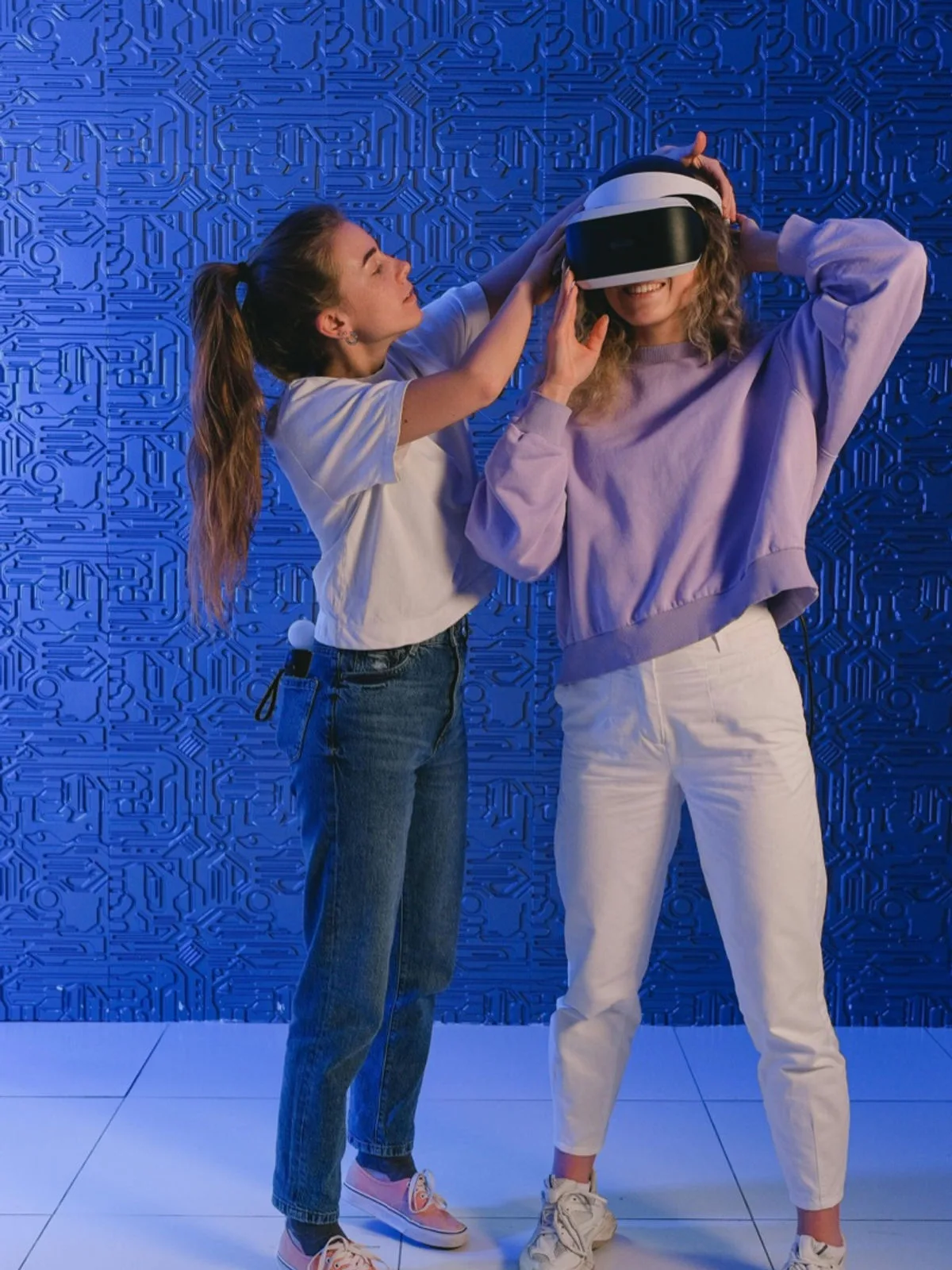 Personas probando visores de Realidad Virtual